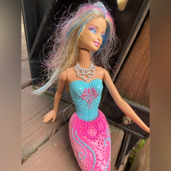 2012 Mermaid Barbie with Turquoise & Pink Streaks in Blonde Hair - Picture 2 of 8